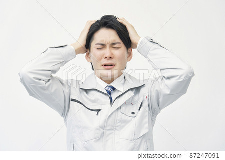 白色背景中遇到麻煩的男工 87247091