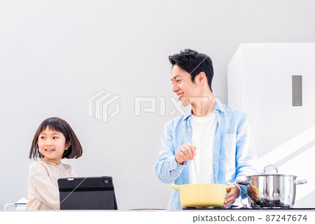 孩子們和爸爸一起做飯 孩子們和爸爸一起做飯 87247674