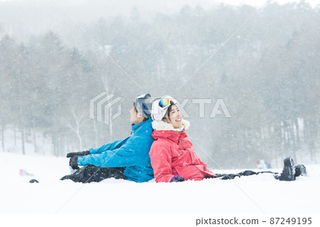 Couple enjoying the snowy mountains 87249195