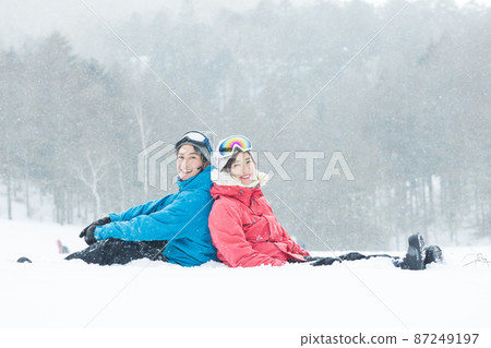 Couple enjoying the snowy mountains 87249197