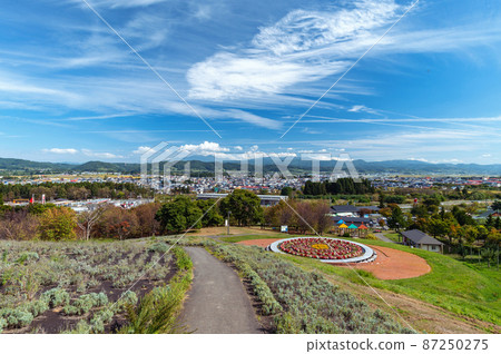[Hakkoda mountain range] Hakkoda mountain range and blue sky seen from the direction of Namioka 87250275