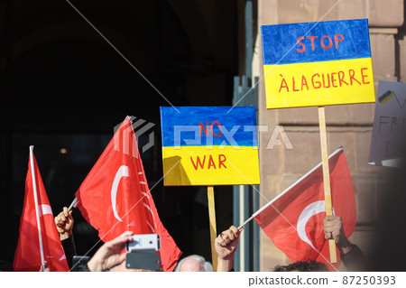 Strasbourg against war on Ukraine, Russia, against Putin Strasbourg against war on Ukraine, Russia, against Putin 87250393
