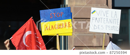 Strasbourg against war on Ukraine, Russia, against Putin Strasbourg against war on Ukraine, Russia, against Putin 87250394