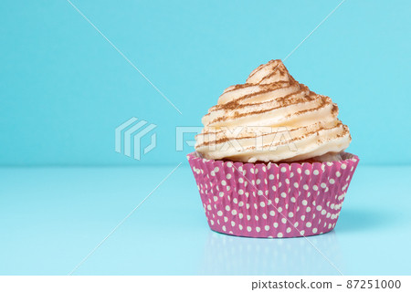 cupcakes with whipped cream cupcakes with whipped cream 87251000