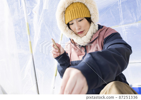 年輕女子釣魚 87251336