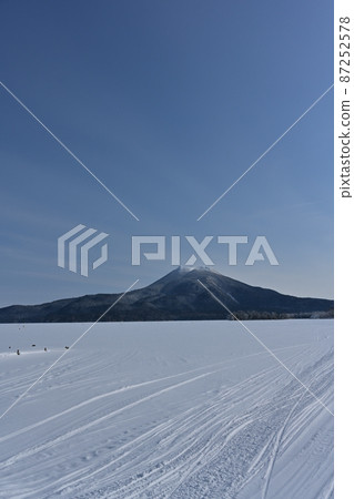 Lake Akan and Mount Oakan in winter Lake Akan and Mount Oakan in winter 87252578