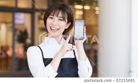 介紹智能手機應用程序的女性員工 87253895