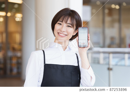 介紹智能手機應用程序的女性員工 87253896