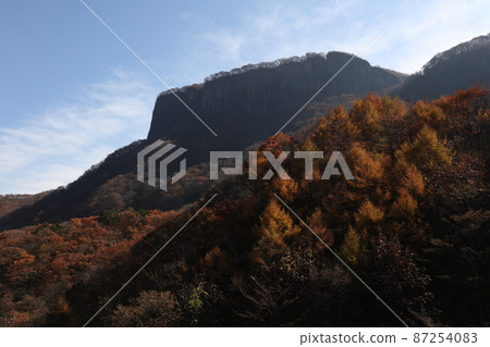 被秋葉包圍的新船山 被秋葉包圍的新船山 87254083
