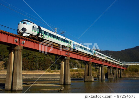 熊貓黑潮過比基河的鐵橋 87254575