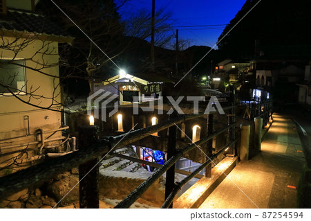 [和歌山縣]湯之峰溫泉夜景（熊野古道） 87254594