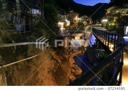 [和歌山縣]湯之峰溫泉夜景（熊野古道） 87254595