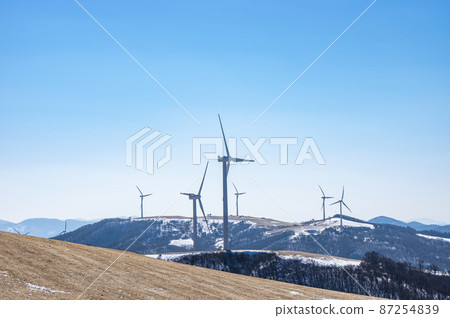 Ranch where windmills for wind power generation turn Ranch where windmills for wind power generation turn 87254839