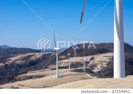 風力發電用的風車轉動的牧場 風力發電用的風車轉動的牧場 87254842