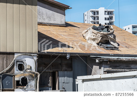 一棟屋頂被掀翻的空屋的拆除工作 一棟屋頂被掀翻的空屋的拆除工作 87255566