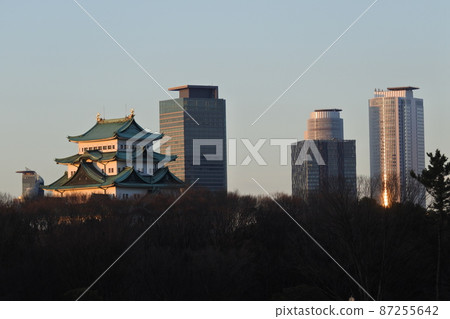 晨光下的名古屋城和名古屋站前建築 晨光下的名古屋城和名古屋站前建築 87255642