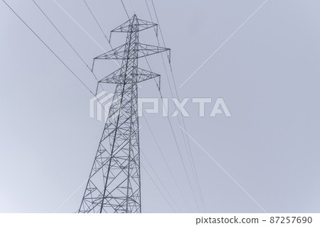 雪中的塔和輸電線 87257690