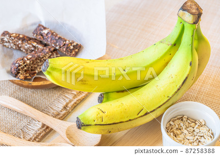 香蕉和燕麥片 87258388