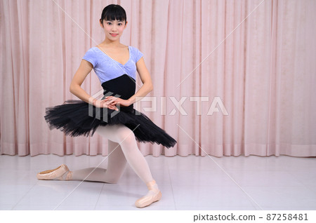 Ballerina in her twenties posing 87258481