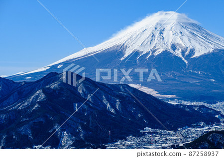 (Yamanashi Prefecture) The magnificent Mt. Fuji seen from Mt. Takagawa in the midwinter (Yamanashi Prefecture) The magnificent Mt. Fuji seen from Mt. Takagawa in the midwinter 87258937