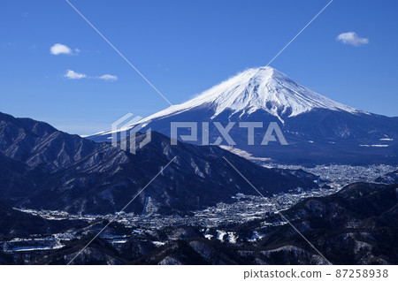 (Yamanashi Prefecture) The magnificent Mt. Fuji seen from Mt. Takagawa in the midwinter (Yamanashi Prefecture) The magnificent Mt. Fuji seen from Mt. Takagawa in the midwinter 87258938
