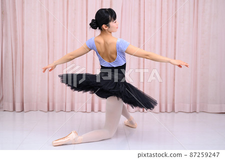 芭蕾舞女演員跪和擺姿勢 芭蕾舞女演員跪和擺姿勢 87259247
