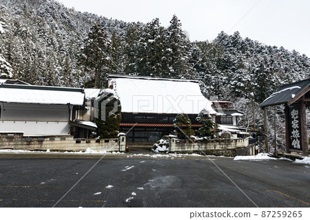 東京西多摩郡日野原村 茅草屋頂和雪景的 Kabutoya Inn 87259265