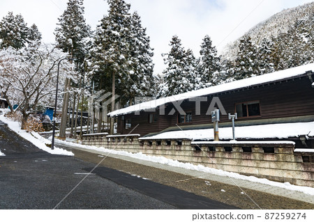 東京西多摩區日野原村的 Kabutoya Inn 和雪景 87259274