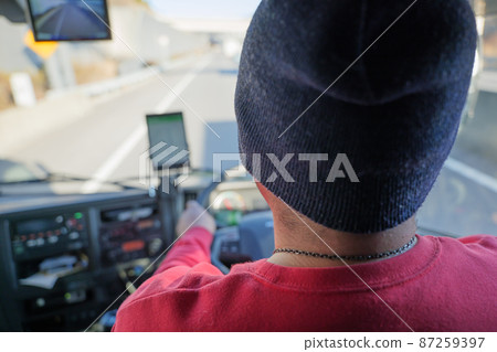 大司機在高速公路上行駛 大司機在高速公路上行駛 87259397