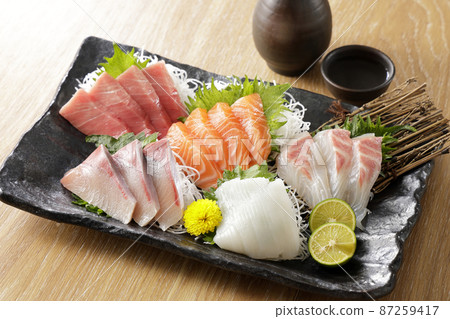 金槍魚、鮭魚和鰤魚等什錦生魚片 87259417