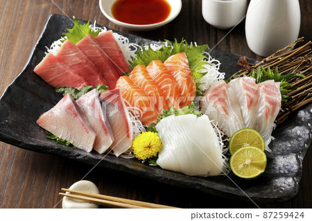 金槍魚、鮭魚和鰤魚等什錦生魚片 87259424