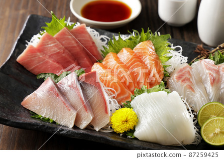金槍魚、鮭魚和鰤魚等什錦生魚片 金槍魚、鮭魚和鰤魚等什錦生魚片 87259425