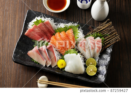 金槍魚、鮭魚和鰤魚等什錦生魚片 87259427