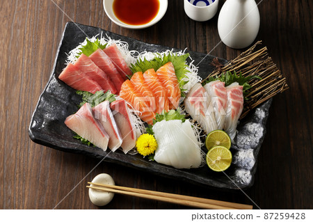 金槍魚、鮭魚和鰤魚等什錦生魚片 金槍魚、鮭魚和鰤魚等什錦生魚片 87259428