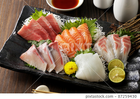 Assorted sashimi such as tuna, salmon and yellowtail Assorted sashimi such as tuna, salmon and yellowtail 87259430
