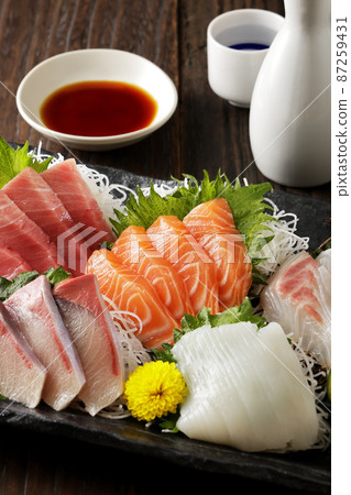 Assorted sashimi such as tuna, salmon and yellowtail Assorted sashimi such as tuna, salmon and yellowtail 87259431