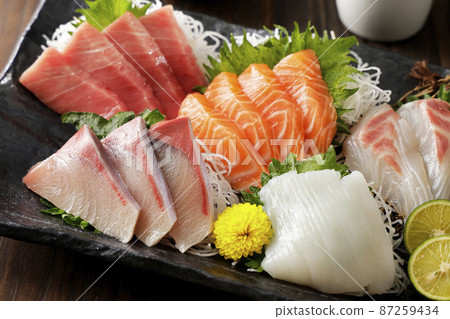 金槍魚、鮭魚和鰤魚等什錦生魚片 87259434