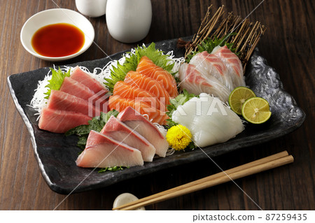 金槍魚、鮭魚和鰤魚等什錦生魚片 87259435