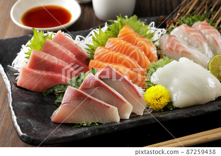金槍魚、鮭魚和鰤魚等什錦生魚片 87259438