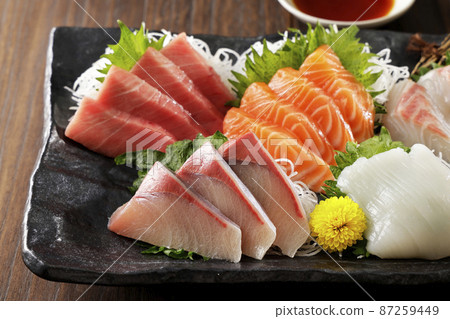 Assorted sashimi such as tuna, salmon and yellowtail Assorted sashimi such as tuna, salmon and yellowtail 87259449