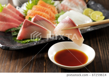 Assorted sashimi and sashimi of yellowtail that looks delicious 87259614