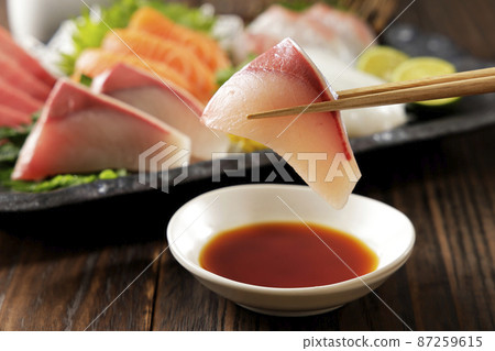 看起來很好吃的什錦生魚片和鰤魚生魚片 87259615