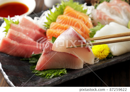 Assorted sashimi and sashimi of yellowtail that looks delicious 87259622