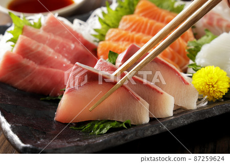 Assorted sashimi and sashimi of yellowtail that looks delicious 87259624