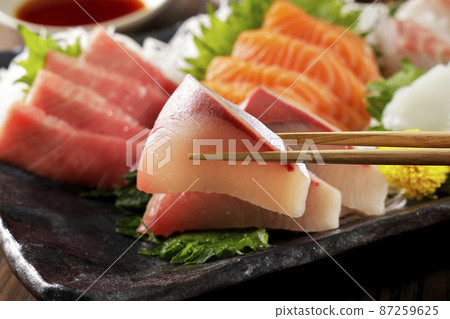 Assorted sashimi and sashimi of yellowtail that looks delicious 87259625