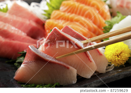 Assorted sashimi and sashimi of yellowtail that looks delicious 87259629