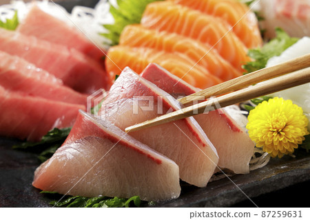Assorted sashimi and sashimi of yellowtail that looks delicious 87259631