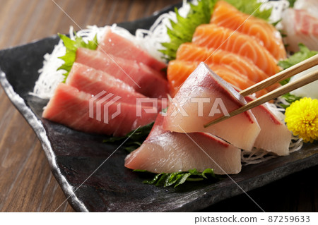 看起來很好吃的什錦生魚片和鰤魚生魚片 87259633