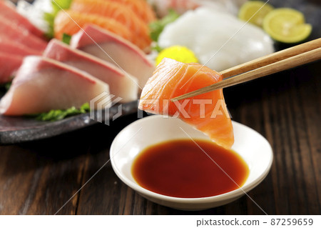 各種美味的鮭魚和生魚片 87259659