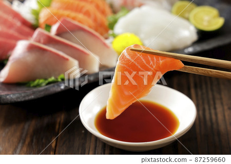 各種美味的鮭魚和生魚片 87259660